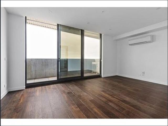 Stylish Fifth Floor Apartment with Racecourse Views