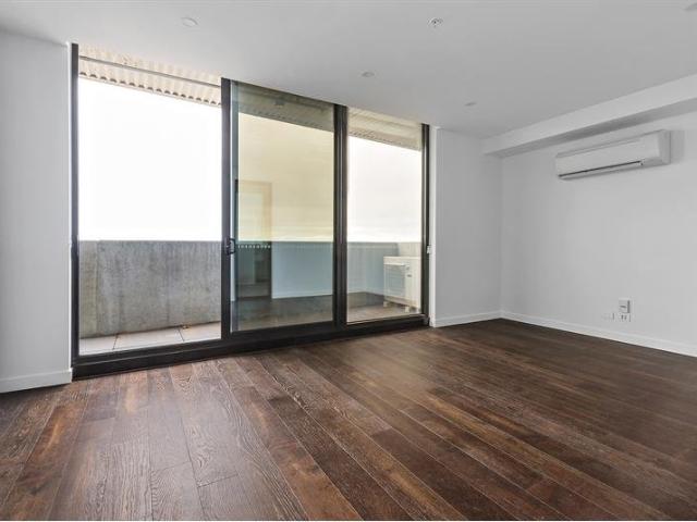 Stylish Fifth Floor Apartment with Racecourse Views