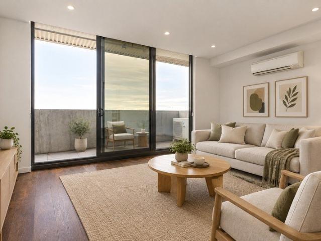 Stylish Fifth Floor Apartment with Racecourse Views