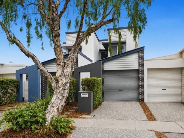 BIG BIG BIG Townhome 2 x Living Spaces & No Body Corporate