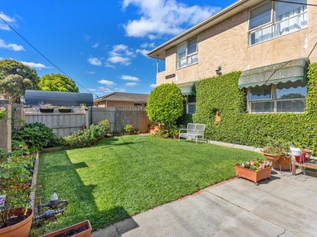 Stylish Garden Apartment with Space & Privacy