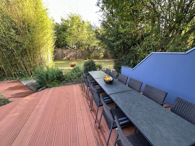 Stylish Garden Oasis – Contemporary Living Surrounded by Greenery & Privacy