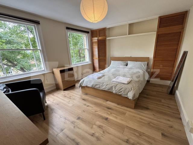 Stylish Georgian town house over three floors, two bathrooms & patio garden