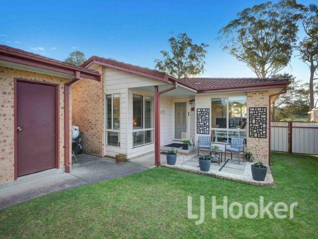 Stylish Golf Course Living with Room for Your Boat or Caravan