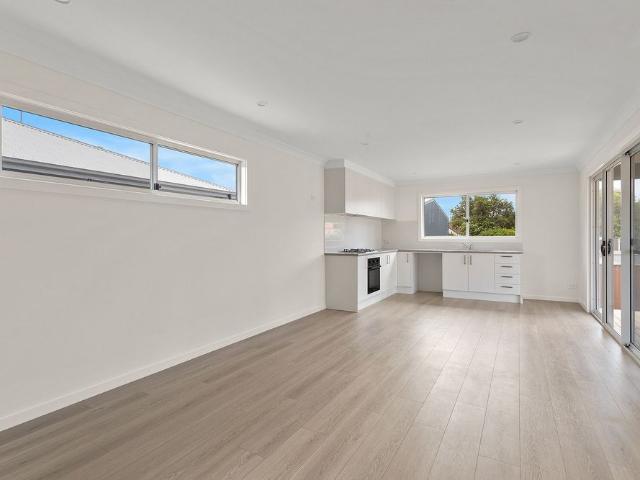Private, Modern Two Bedroom Home in a Convenient Oak Flats Location