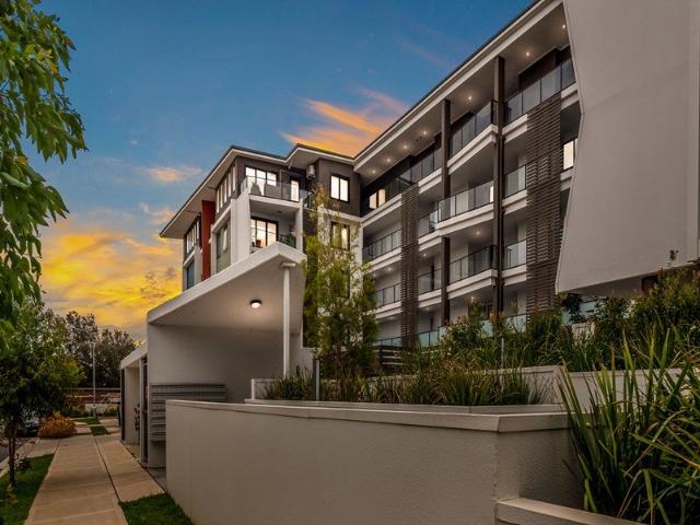 Stylish Ground Floor Unit with Private Courtyard in a Prime Location