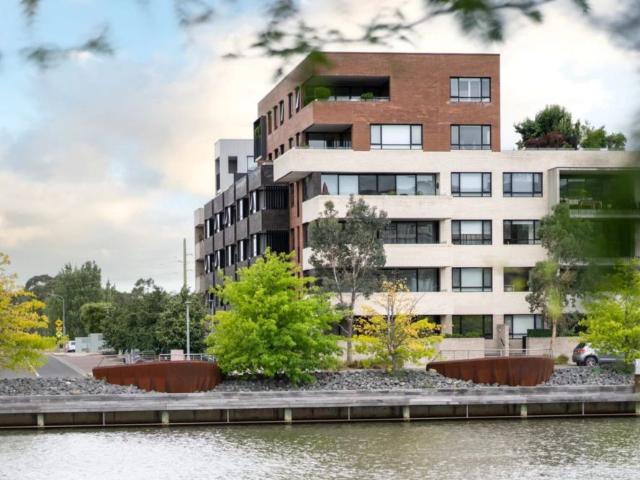 Stylish Ground Floor Apartment in the Heart of Kingston Foreshore