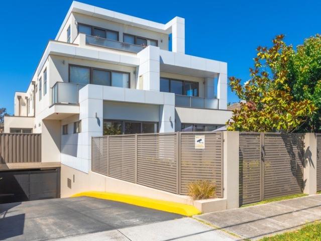 STYLISH GROUND FLOOR APARTMENT WITH 2 PRIVATE COURTYARDS IN A BOUTIQUE COMPLEX