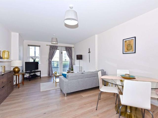 Stylish ground floor apartment with terrace, parking and easy access to Maidenhead Station