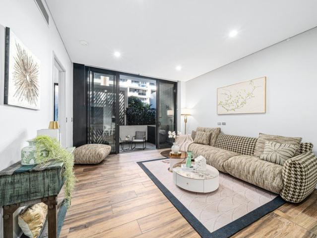 Stylish Ground Floor Apartment with Courtyard and Study/Multi room in the Heart of Rosebery