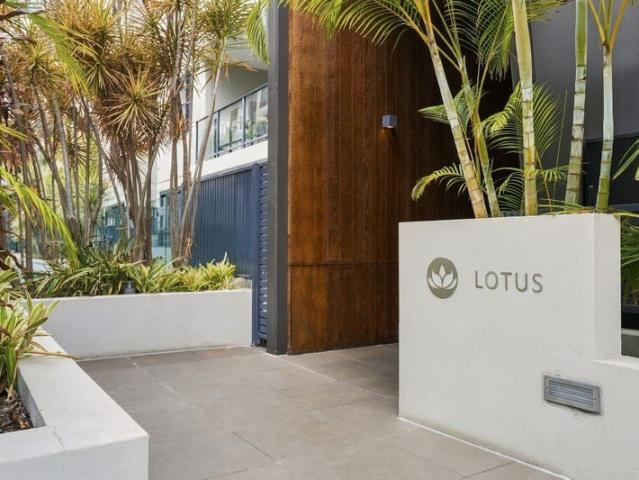 Stylish Ground floor Apartment with courtyard & direct pool access