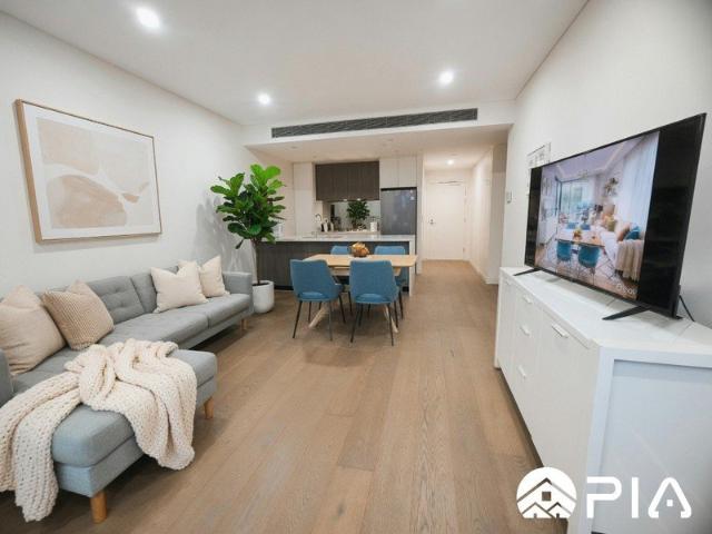 Stylish Ground Floor Apartment with Expansive Courtyard Park Views