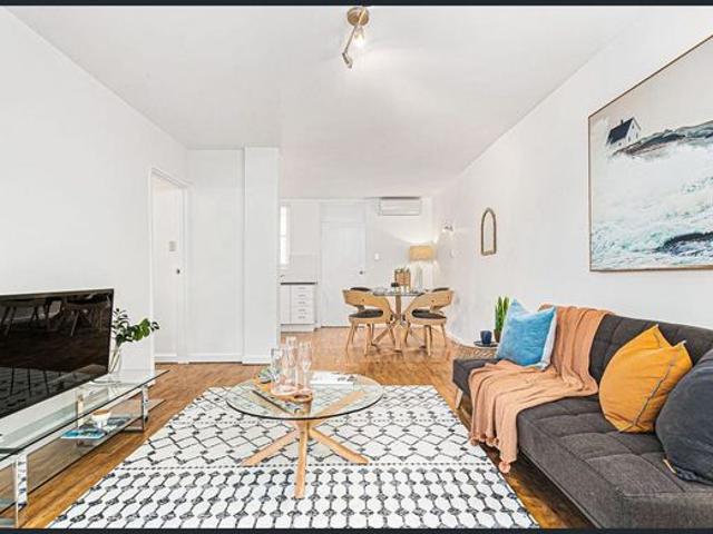 STYLISH GROUND FLOOR APARTMENT WITH PRIVATE COURTYARD!