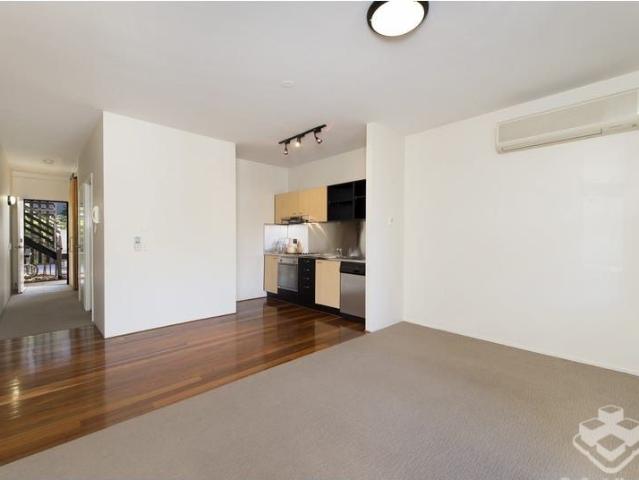 Stylish Ground Floor Apartment with Private Courtyard & Uninterrupted Views No Car park