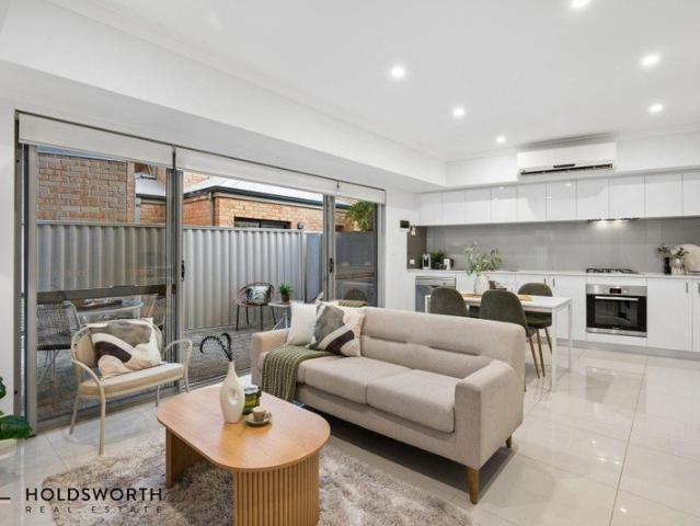 Stylish Ground Floor Apartment with Spacious Courtyard
