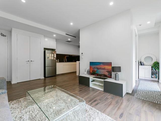 Stylish Ground Floor Apartment with Study in the Heart of Rosebery