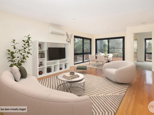 STYLISH GROUND FLOOR LIVING WITH GOLF COURSE VIEWS.
