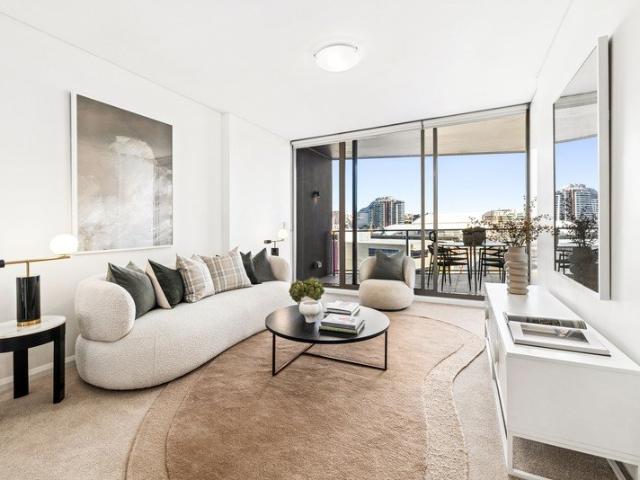 Stylish harbourside sanctuary with intimate Darling Harbour views