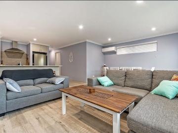 Stylish Home Opposite Parklands!
