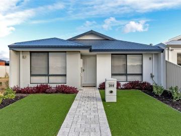 Stylish Home Opposite Parklands!
