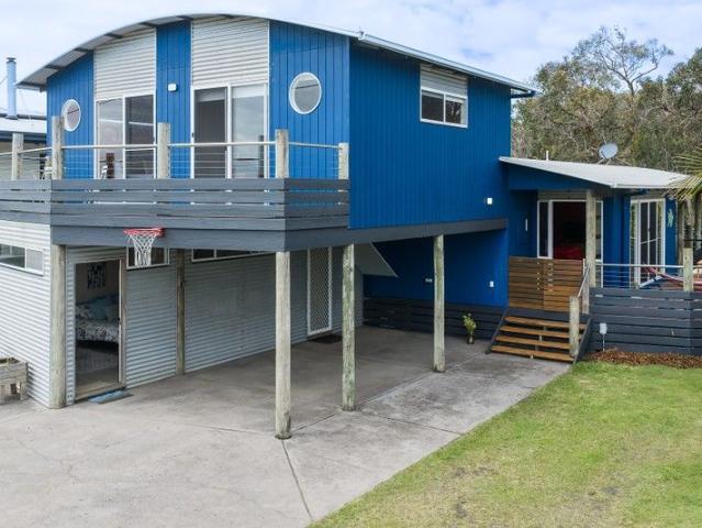 STYLISH HOME WITH SELF CONTAINED STUDIO AND RURAL VIEW