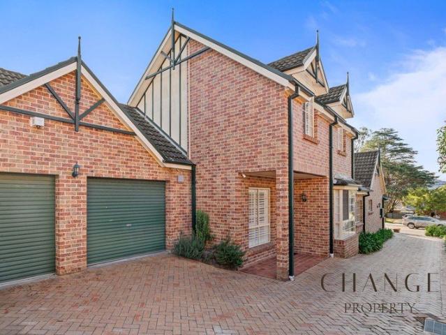 Stylish & Immaculate, Low Maintenance Townhouse