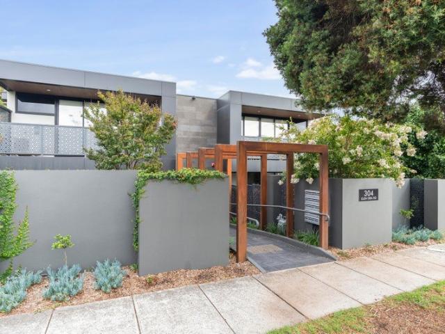 Stylish Indoor Outdoor Living with Own Access from Mulgrave Street