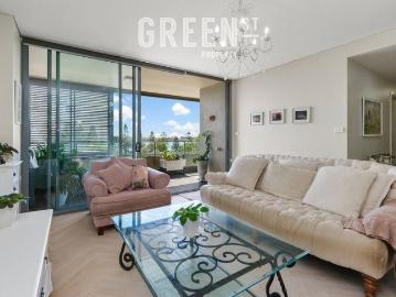 Stylish Inner City Apartment with Harbour Views & Lifestyle Appeal
