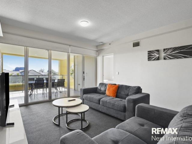 Stylish Inner City Living Spacious Apartment with Resort Facilities