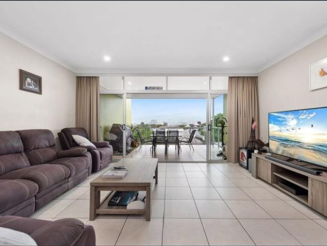 Stylish Inner City Living with Panoramic Views