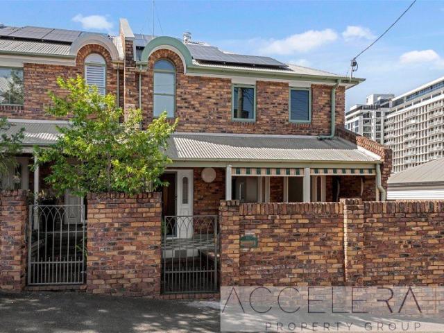 Stylish Inner City Townhouse in the Heart of Spring Hill