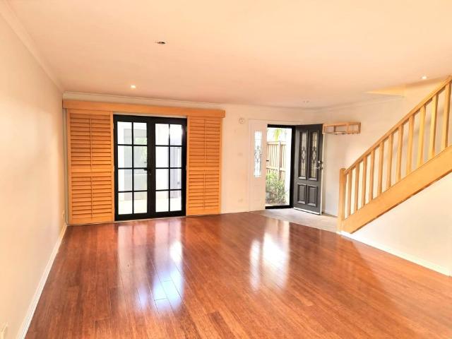 STYLISH INNER CITY TOWNHOUSE JUST MOMENTS FROM BAR BEACH