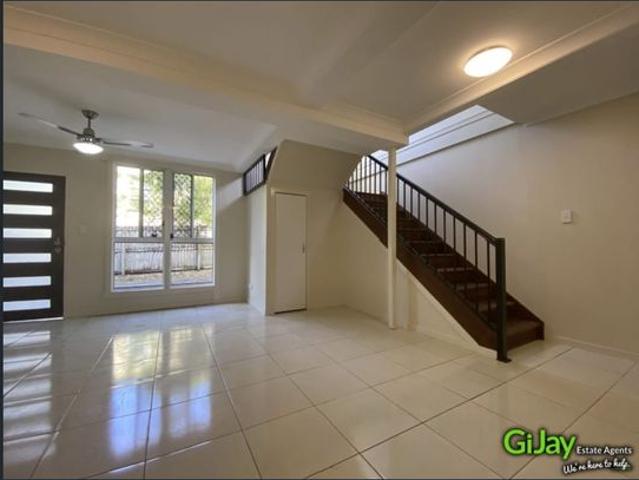 Stylish Inner South Townhouse with Exceptional City Convenience