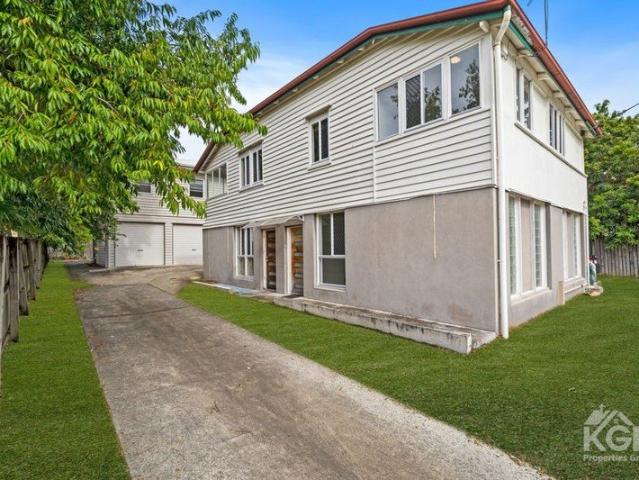 Stylish Inner South Townhouse with Exceptional City Convenience