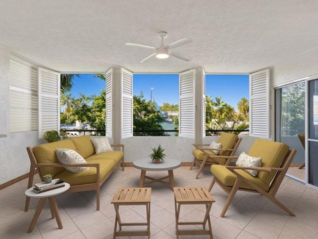 Stylish Lakes Resort living with expansive lanai balcony