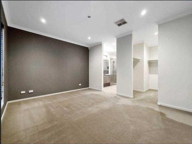 Stylish Large Family Home on a Large 645m² Block 27 Citybay Drive, Point Cook