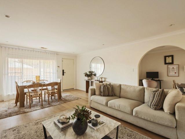 STYLISH & LIGHT FILLED, TOP FLOOR LIVING