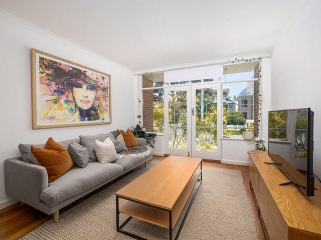 STYLISH LIGHT FILLED APARTMENT IN FABULOUS LOCATION