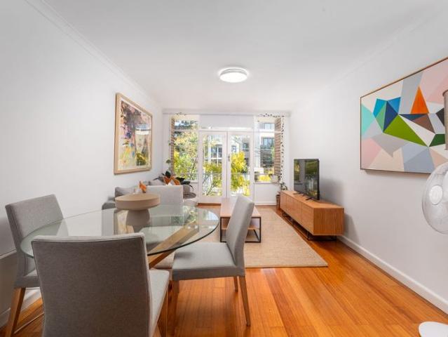 STYLISH LIGHT FILLED APARTMENT IN FABULOUS LOCATION