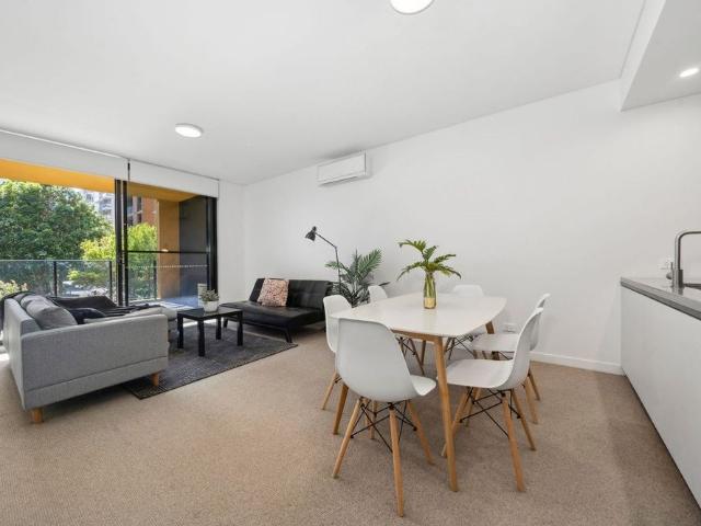 Stylish & Light Filled Apartment in the Sought After Park Rise Complex