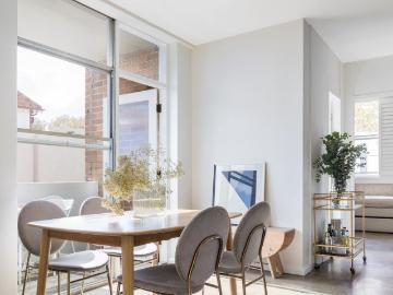 Stylish Light Filled Apartment with Balcony in a Prime City Fringe Setting