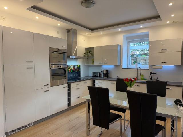 Stylish & Light Filled City Apartment in Historic Art Nouveau Villa – Wiesbaden City Center, Wiesbaden Amsterdam Apartments for Rent