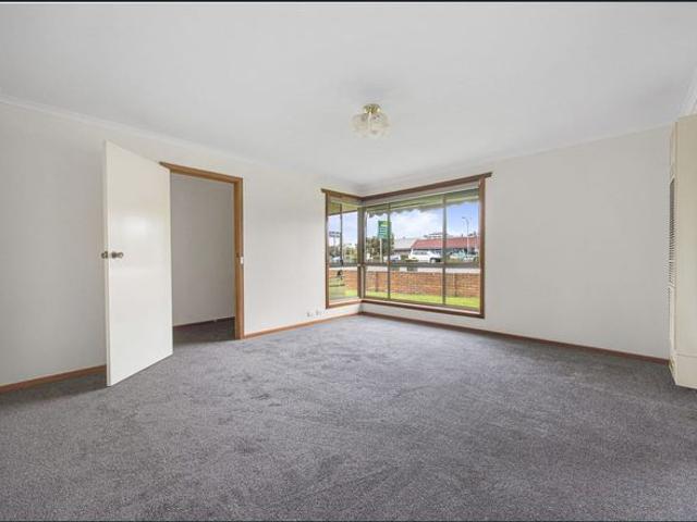STYLISH & LIGHT FILLED HOME IN THE HEART OF SEBASTOPOL