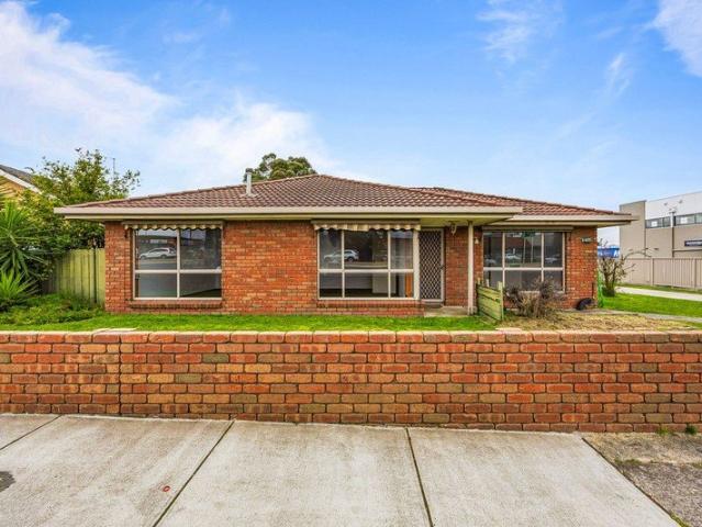 STYLISH & LIGHT FILLED HOME IN THE HEART OF SEBASTOPOL