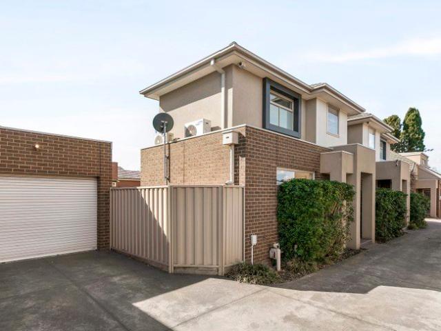 Stylish, Light Filled Living with Exceptional Entertaining