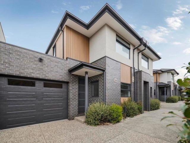 Stylish living with a private courtyard