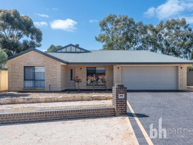 Stylish Living with Exceptional Entertaining & Shedding