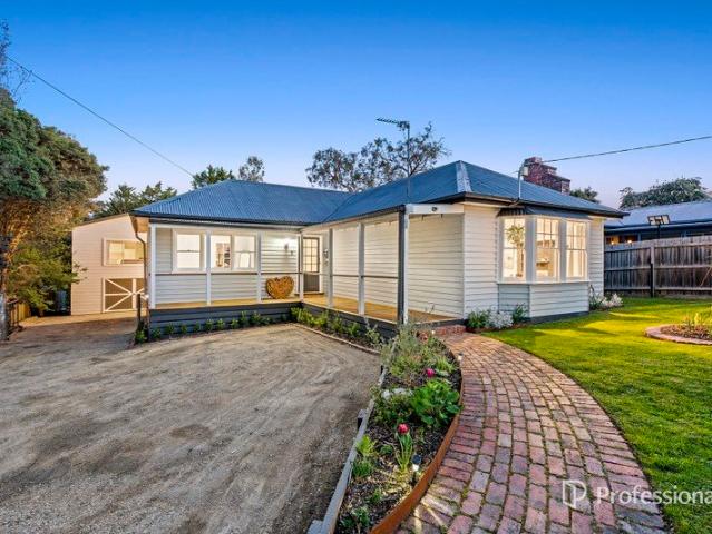 STYLISH LIVING WITH LARGE BONUS STUDIO