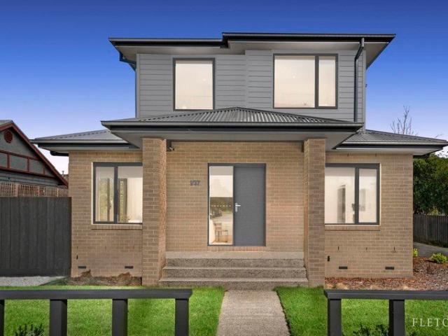 Stylish Living and Entertaining with Mountain Views
