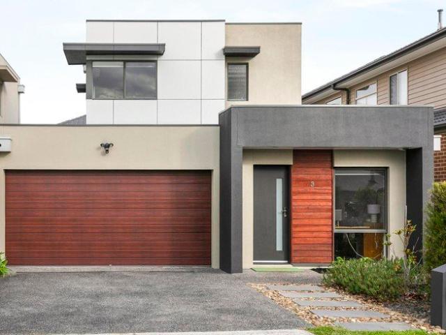 Stylish living in a perfect parkside position